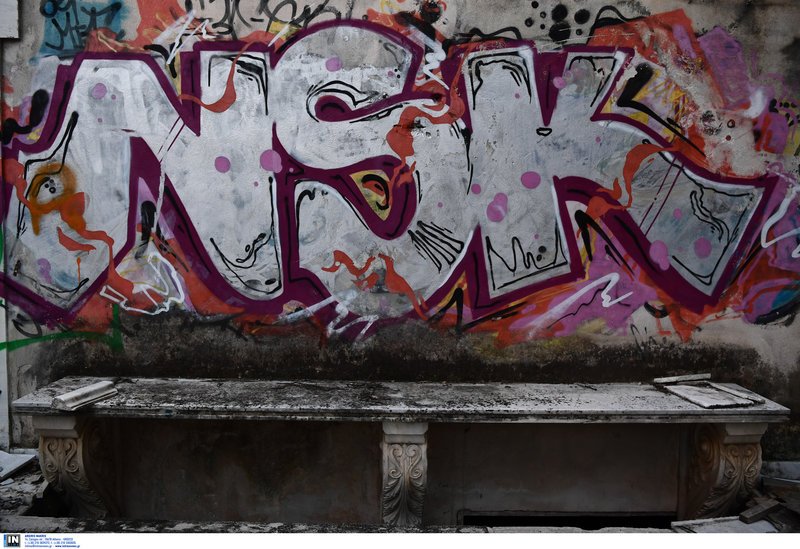 Ρημάζει η βίλα του Αλέξανδρου Ιόλα στην Αγία Παρασκευή -Ολα σπασμένα, καλυμμένα από γκράφιτι [εικόνες] | iefimerida.gr 6