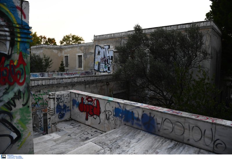 Δημήτρης Πικιώνης, Γιάννης Τσαρούχης και Παύλος Καλατζόπουλος είχαν αναλάβει το σχεδιασμό και τη διακόσμηση της βίλας. Εδώ φιλοξενήθηκαν οι πιο διάσημες προσωπικότητες από την Ελλάδα και το Χόλιγουντ