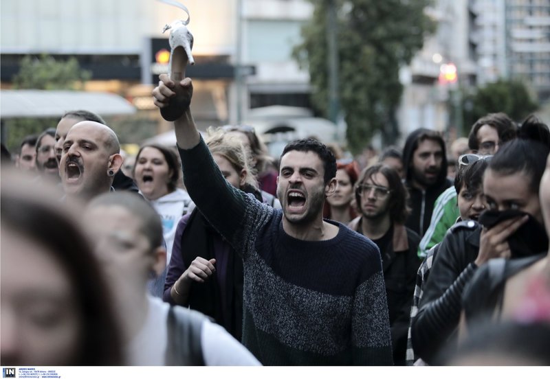 Πορεία στο κέντρο της Αθήνας για τη δολοφονία του Ζακ Κωστόπουλου -Βανδαλισμοί σε καταστήματα από μικρή μερίδα [εικόνες] | iefimerida.gr 19