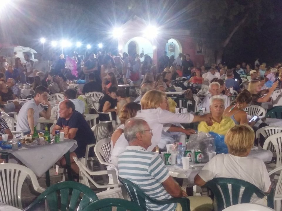Τα πανηγύρια της Κέρκυρας γίνονται έξω, στη φύση, με τις ορχήστρες να συνοδεύουν πάντοτε με βιολί και κιθάρ