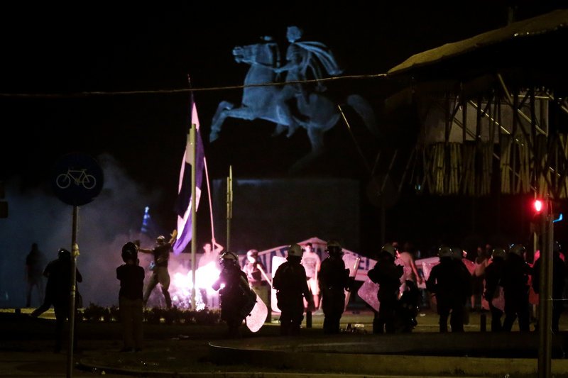 Μεγάλα επεισόδια και καταστροφές στη Θεσσαλονίκη -Στο συλλαλητήριο για τη Μακεδονία [εικόνες & βίντεο] | iefimerida.gr 0