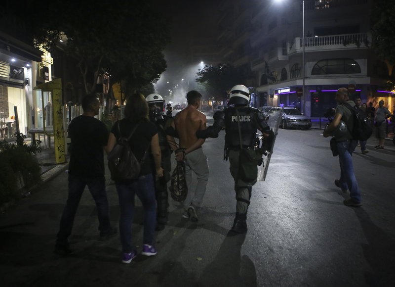 Μεγάλα επεισόδια και καταστροφές στη Θεσσαλονίκη -Στο συλλαλητήριο για τη Μακεδονία [εικόνες & βίντεο] | iefimerida.gr 1