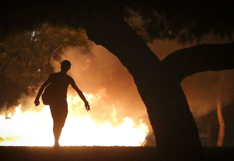 Μεγάλα επεισόδια και καταστροφές στη Θεσσαλονίκη -Στο συλλαλητήριο για τη Μακεδονία [εικόνες & βίντεο] | iefimerida.gr 4