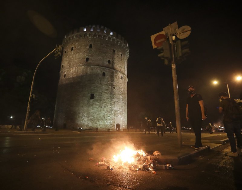 Μεγάλα επεισόδια και καταστροφές στη Θεσσαλονίκη -Στο συλλαλητήριο για τη Μακεδονία [εικόνες & βίντεο] | iefimerida.gr 7