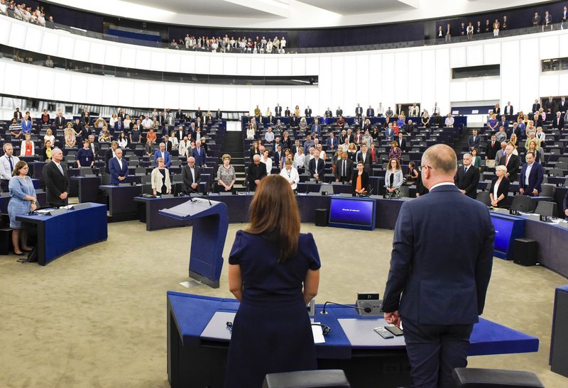 Ενός λεπτού σιγή στο Ευρωκοινοβούλιο για την τραγωδία στο Μάτι | iefimerida.gr 2