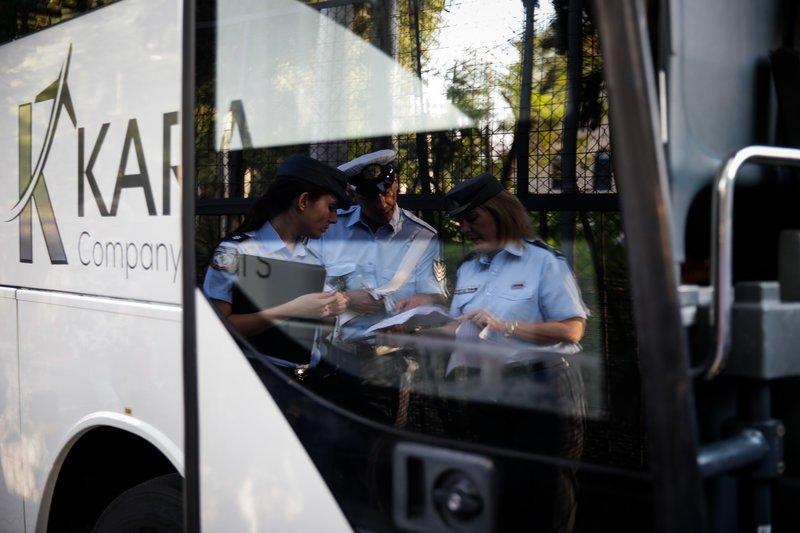 Ελεγχοι της Tροχαίας από το πρωί σε σχολικά λεωφορεία -Μοίρασαν φυλλάδια, έλεγξαν για παραβάσεις [εικόνες] | iefimerida.gr 2
