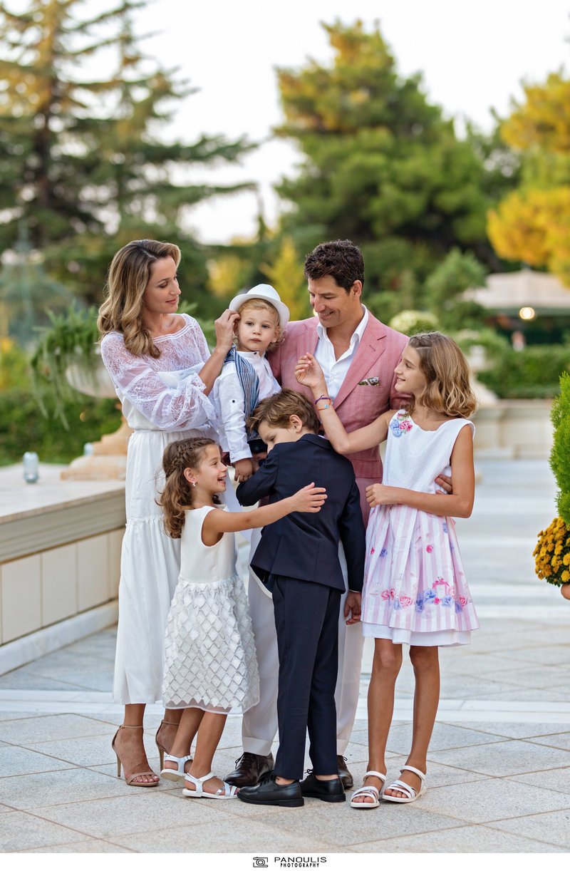 Και οι έξι είναι υπέροχοι: Η οικογένεια Ρουβά αγκαλιά, στη βάπτιση του μικρού Απόλλωνα [εικόνες] | iefimerida.gr 4