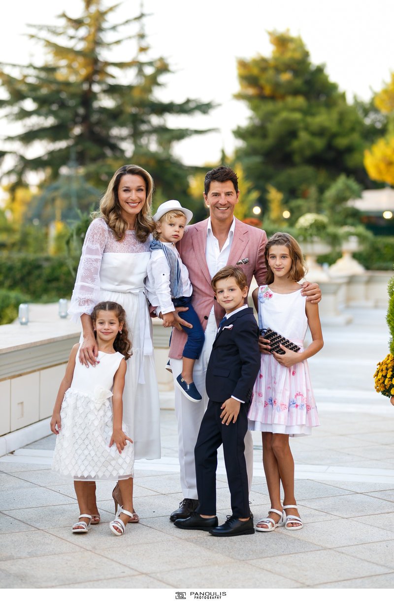 Και οι έξι είναι υπέροχοι: Η οικογένεια Ρουβά αγκαλιά, στη βάπτιση του μικρού Απόλλωνα [εικόνες] | iefimerida.gr 3