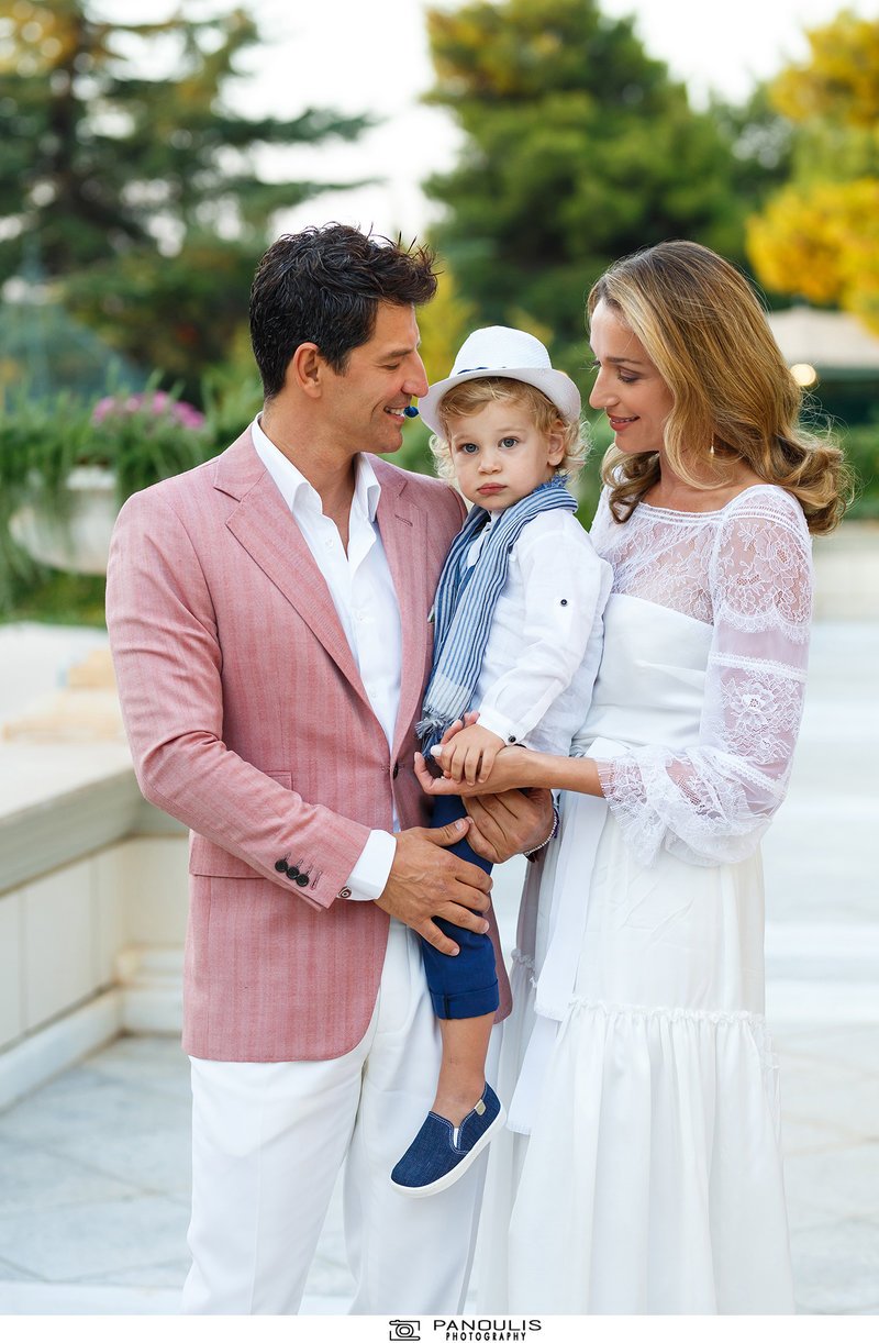 Και οι έξι είναι υπέροχοι: Η οικογένεια Ρουβά αγκαλιά, στη βάπτιση του μικρού Απόλλωνα [εικόνες] | iefimerida.gr 1