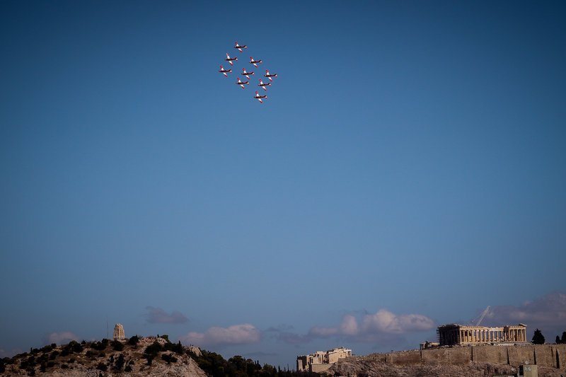 Μοναδικά καρέ: Αεροπλάνα σε σχηματισμούς πέρασαν... ξυστά από την Ακρόπολη [εικόνες] | iefimerida.gr 9