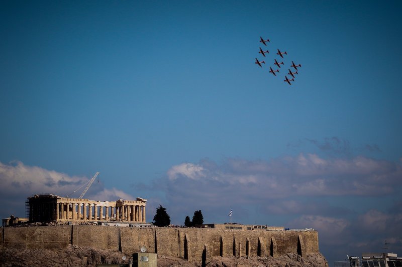 Μοναδικά καρέ: Αεροπλάνα σε σχηματισμούς πέρασαν... ξυστά από την Ακρόπολη [εικόνες] | iefimerida.gr 8