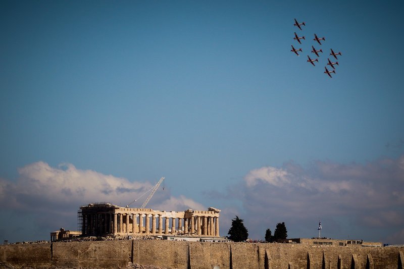 Μοναδικά καρέ: Αεροπλάνα σε σχηματισμούς πέρασαν... ξυστά από την Ακρόπολη [εικόνες] | iefimerida.gr 5