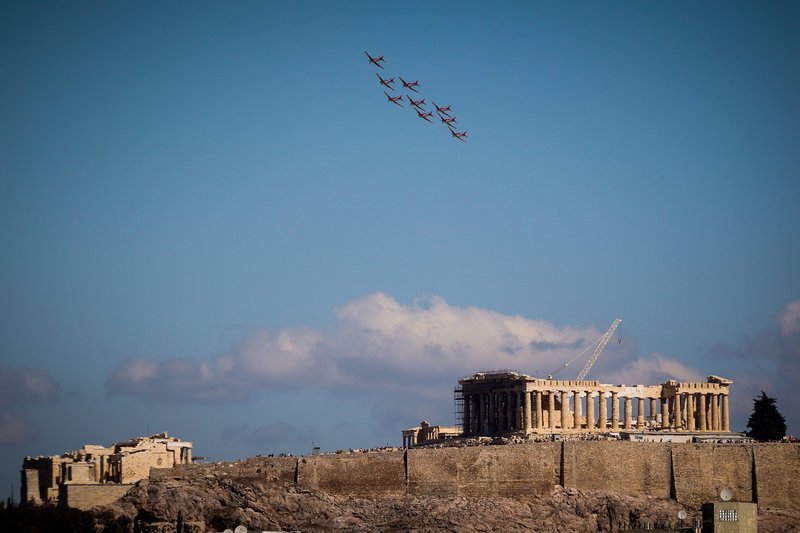 Μοναδικά καρέ: Αεροπλάνα σε σχηματισμούς πέρασαν... ξυστά από την Ακρόπολη [εικόνες] | iefimerida.gr 4