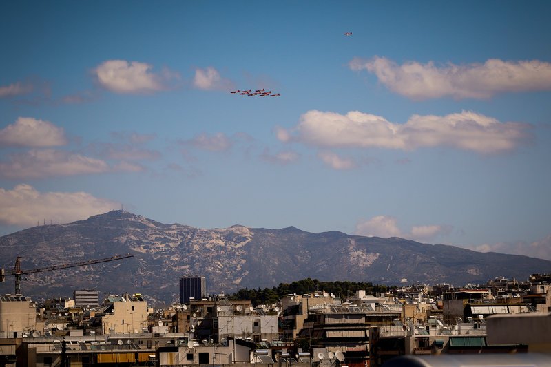 Μοναδικά καρέ: Αεροπλάνα σε σχηματισμούς πέρασαν... ξυστά από την Ακρόπολη [εικόνες] | iefimerida.gr 2
