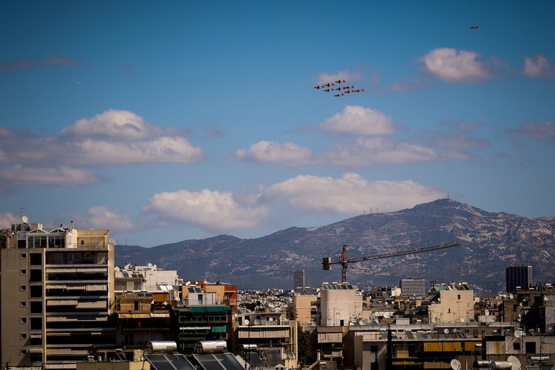 Μοναδικά καρέ: Αεροπλάνα σε σχηματισμούς πέρασαν... ξυστά από την Ακρόπολη [εικόνες] | iefimerida.gr 1