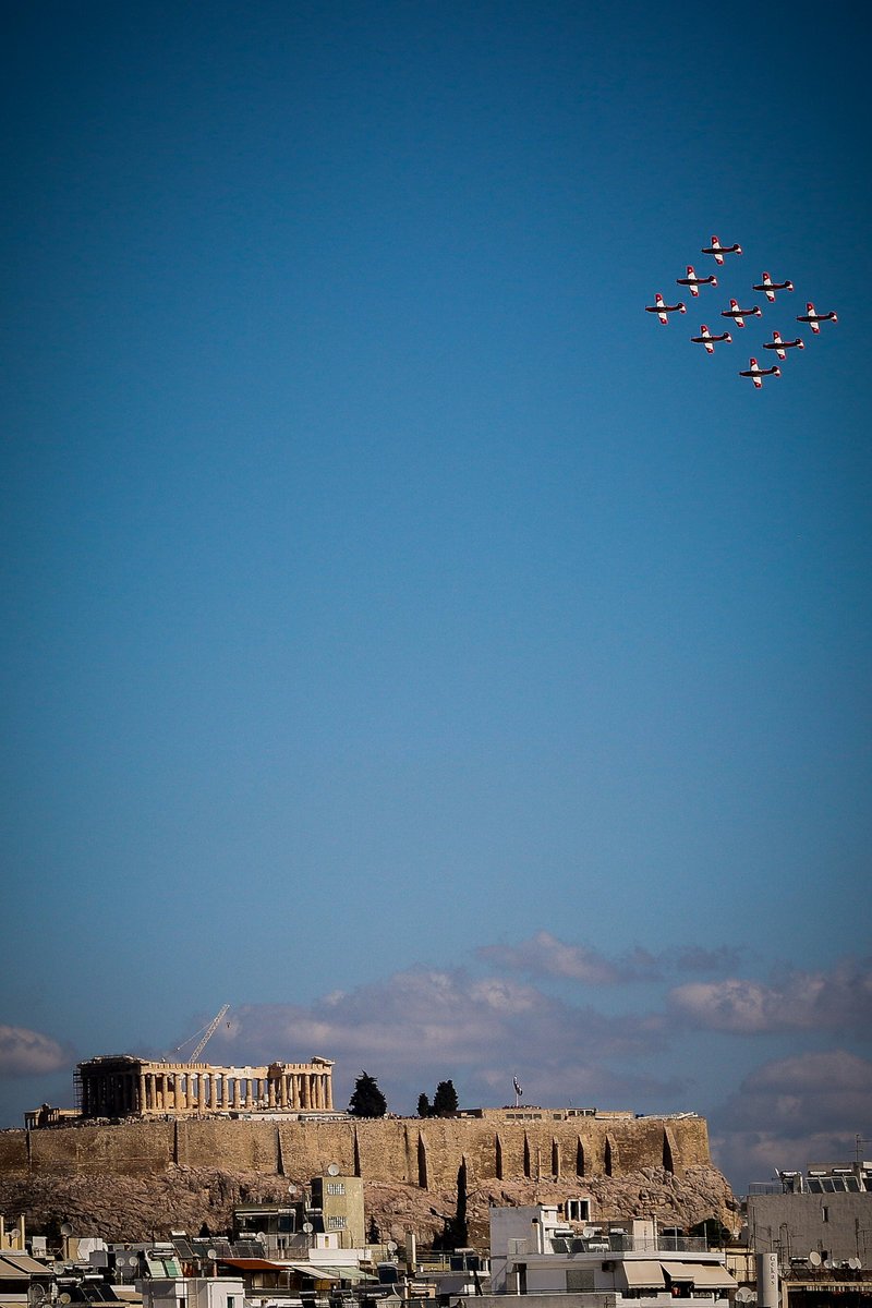 Μοναδικά καρέ: Αεροπλάνα σε σχηματισμούς πέρασαν... ξυστά από την Ακρόπολη [εικόνες] | iefimerida.gr 3