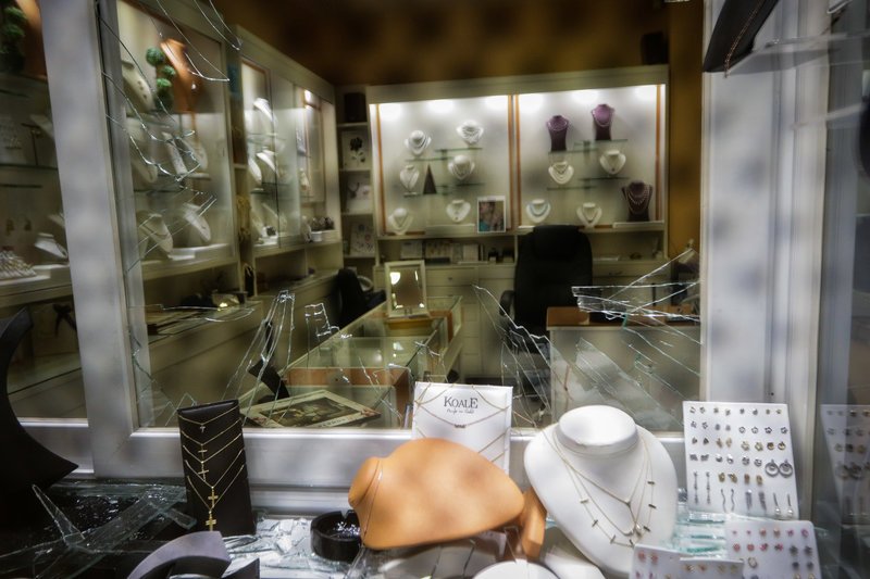 Νεκρός ο ληστής που εισέβαλε σε κοσμηματοπωλείο στην Ομόνοια [εικόνες]  | iefimerida.gr 4