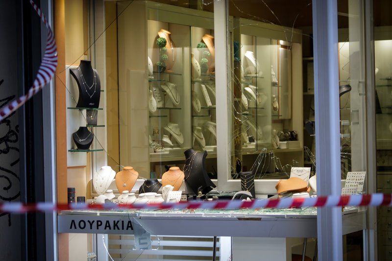 Νεκρός ο ληστής που εισέβαλε σε κοσμηματοπωλείο στην Ομόνοια [εικόνες]  | iefimerida.gr 2
