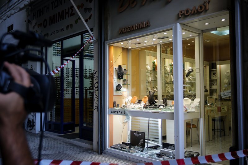 Νεκρός ο ληστής που εισέβαλε σε κοσμηματοπωλείο στην Ομόνοια [εικόνες]  | iefimerida.gr 1
