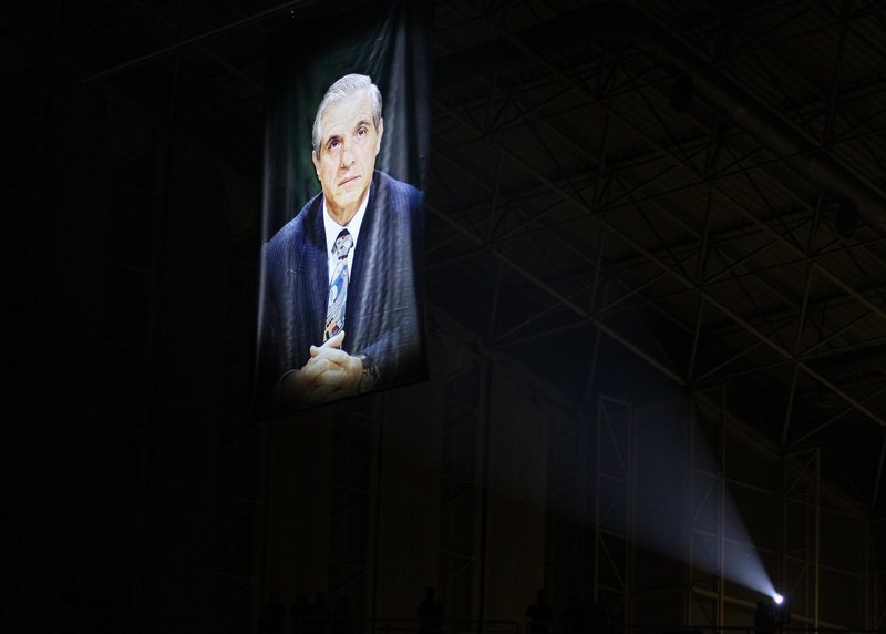 Το λάβαρο του Παύλου Γιαννακόπουλου στην οροφή του κλειστό του ΟΑΚΑ