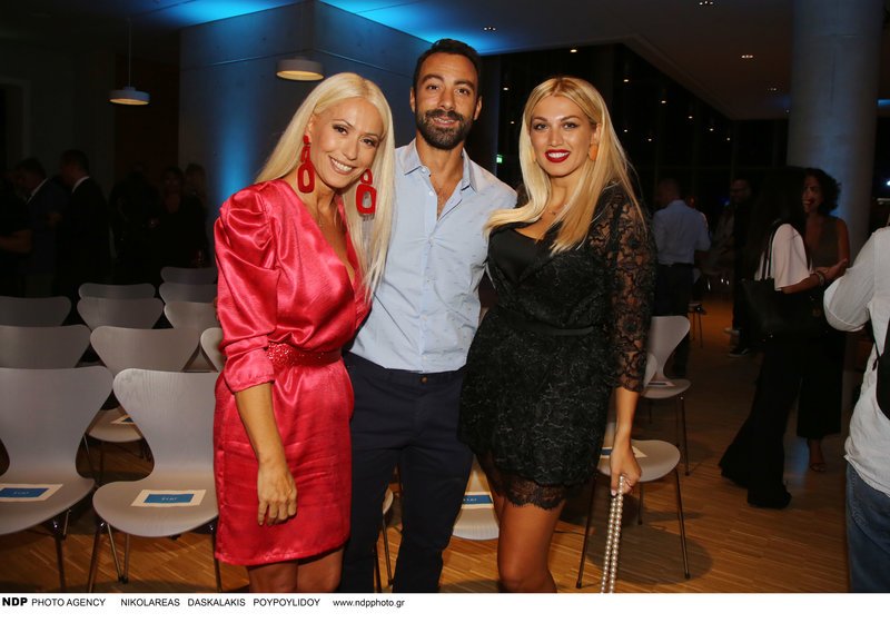 Ο Σάκης Τανιμανίδης με τις δύο ξανθιές κυρίες του ψυχαγωγικού τομέα του ΣΚΑΪ