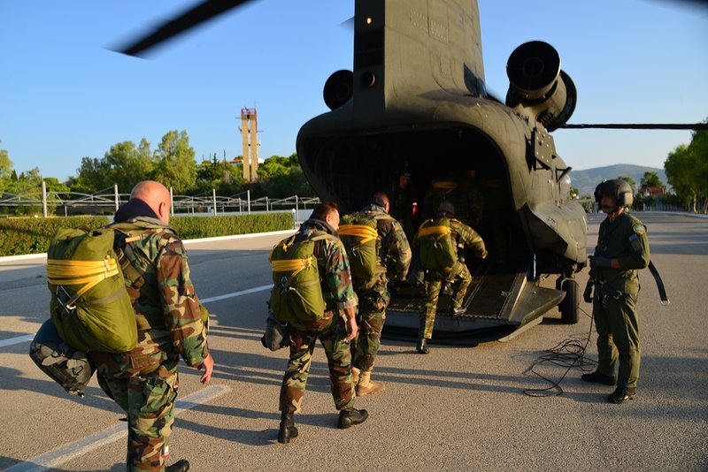 Εντυπωσιακά άλματα στη θάλασσα από Σινούκ -Από ύψος 400 μέτρων [εικόνες] | iefimerida.gr 0