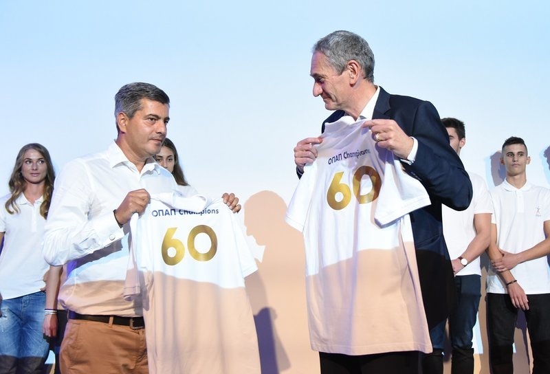 Ο Οδυσσέας Χριστοφόρου, Επικεφαλής Εταιρικών & Ρυθμιστικών Υποθέσεων ΟΠΑΠ, και ο Καμίλ Ζίγκλερ, Εκτελεστικός Πρόεδρος ΟΠΑΠ, παρουσιάζουν τη συλλεκτική φανέλα OPAP Champions για τα 60 Χρόνια ΟΠΑΠ