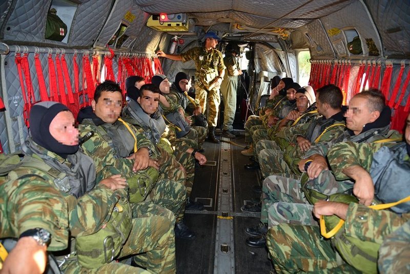 Εντυπωσιακά άλματα στη θάλασσα από Σινούκ -Από ύψος 400 μέτρων [εικόνες] | iefimerida.gr 1