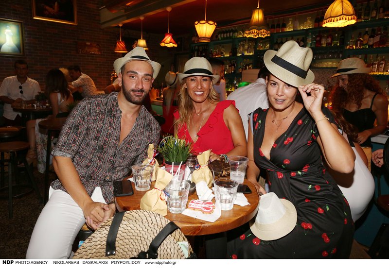 Παπαγιάννης-Δαλιάνη βάφτισαν τον γιο τους -Ολοι οι ηθοποιοί φίλοι τους ήταν εκεί [εικόνες] | iefimerida.gr 9