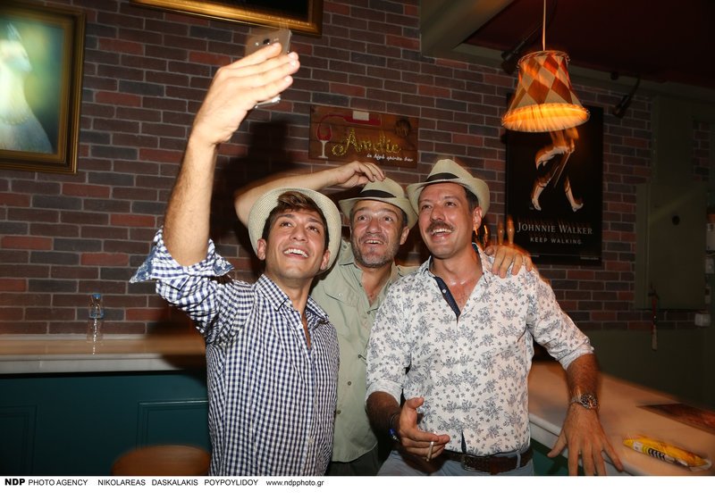 Παπαγιάννης-Δαλιάνη βάφτισαν τον γιο τους -Ολοι οι ηθοποιοί φίλοι τους ήταν εκεί [εικόνες] | iefimerida.gr 8