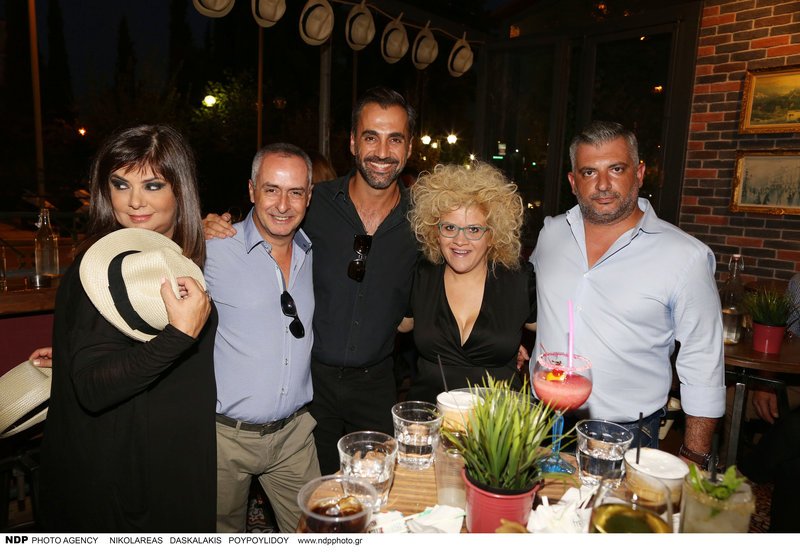 Παπαγιάννης-Δαλιάνη βάφτισαν τον γιο τους -Ολοι οι ηθοποιοί φίλοι τους ήταν εκεί [εικόνες] | iefimerida.gr 10