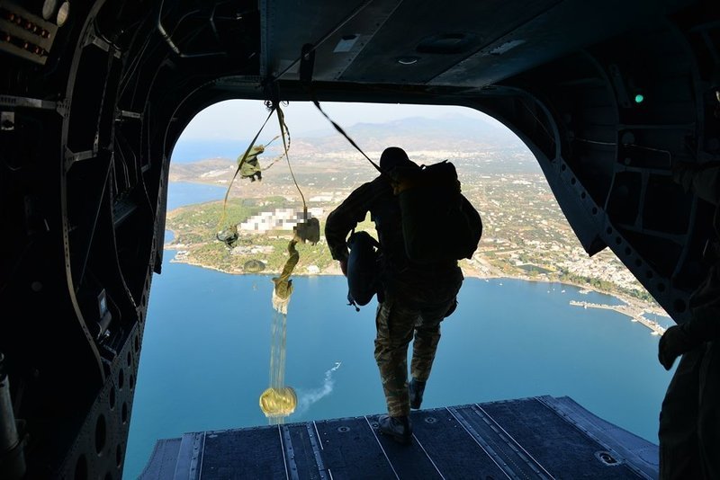 Εντυπωσιακά άλματα στη θάλασσα από Σινούκ -Από ύψος 400 μέτρων [εικόνες] | iefimerida.gr 3