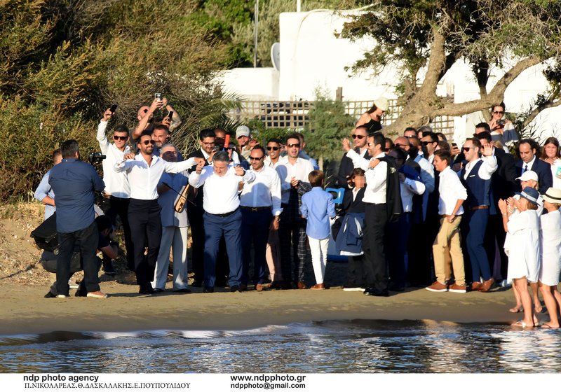 O Σάκης Τανιμανίδης και ο πατέρας του, Στέφανος, χορεύουν ποντιακά