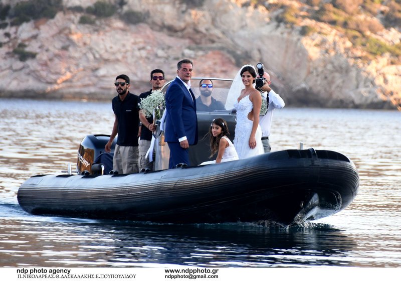 Η Χριστίνα Μπόμπα φτάνει στην εκκλησία