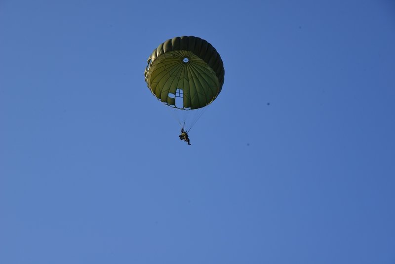 Εντυπωσιακά άλματα στη θάλασσα από Σινούκ -Από ύψος 400 μέτρων [εικόνες] | iefimerida.gr 4