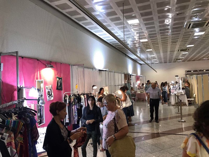 Στο Μετρό του Συντάγματος αυτές τις ημέρες μπορείς να αγοράσεις ό,τι μπορείς να φανταστείς και να είναι και χειροποίητο! [εικόνες] | iefimerida.gr 8