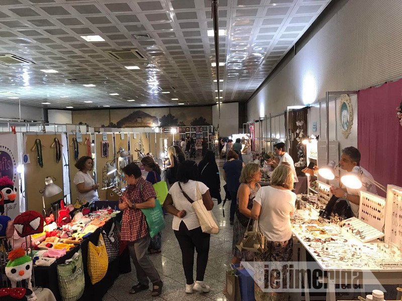 Στο Μετρό του Συντάγματος αυτές τις ημέρες μπορείς να αγοράσεις ό,τι μπορείς να φανταστείς και να είναι και χειροποίητο! [εικόνες] | iefimerida.gr 1