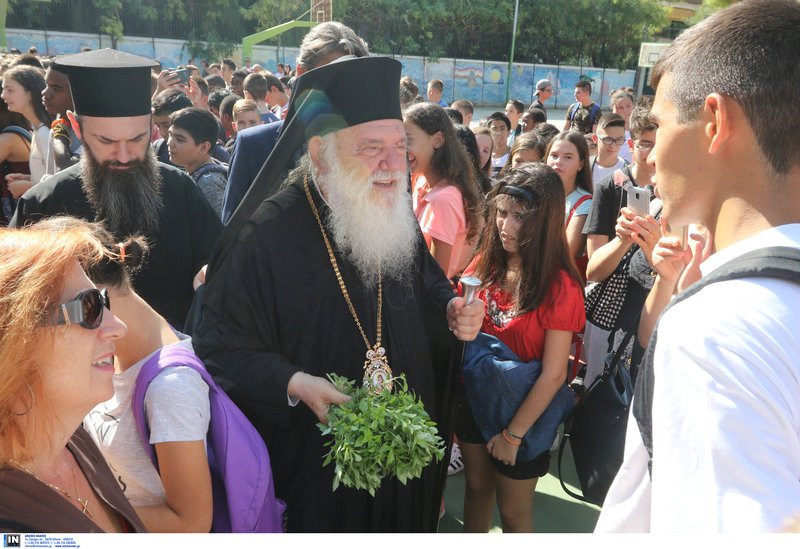 Ο αγιασμός από τον Αρχιεπίσκοπο, οι μαθήτριες με τις μαντίλες και πολλά χαμόγελα στο πρώτο κουδούνι [εικόνες] | iefimerida.gr 0