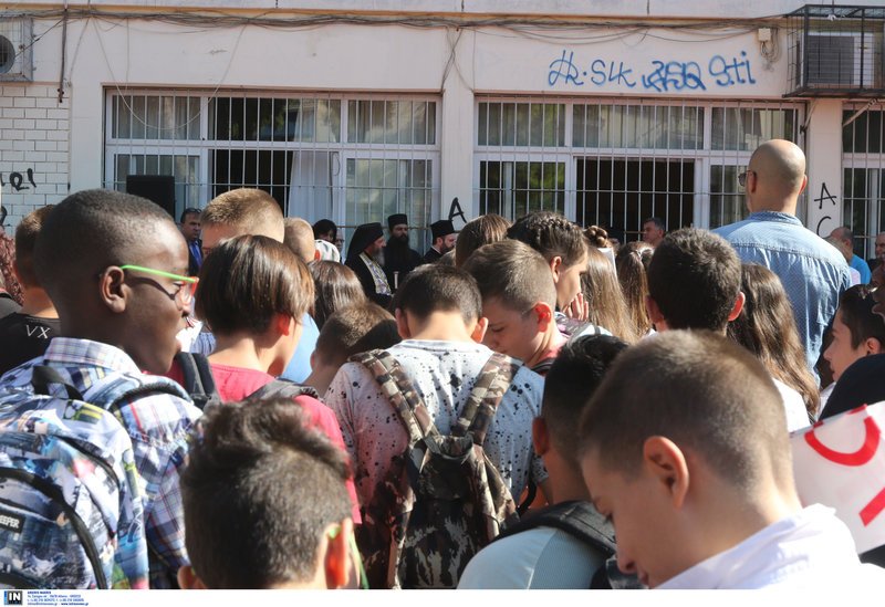 Χαμόγελα και καλή διάθεση από τους μαθητές στον αγιασμό... Τα μαθήματα δεν έχουν ξεκινήσει ακόμα