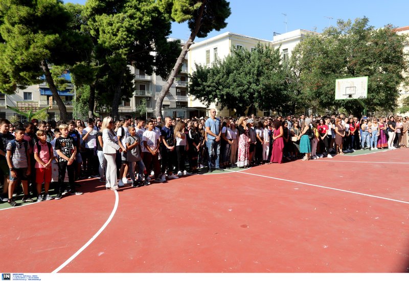 Ο αγιασμός από τον Αρχιεπίσκοπο, οι μαθήτριες με τις μαντίλες και πολλά χαμόγελα στο πρώτο κουδούνι [εικόνες] | iefimerida.gr 3