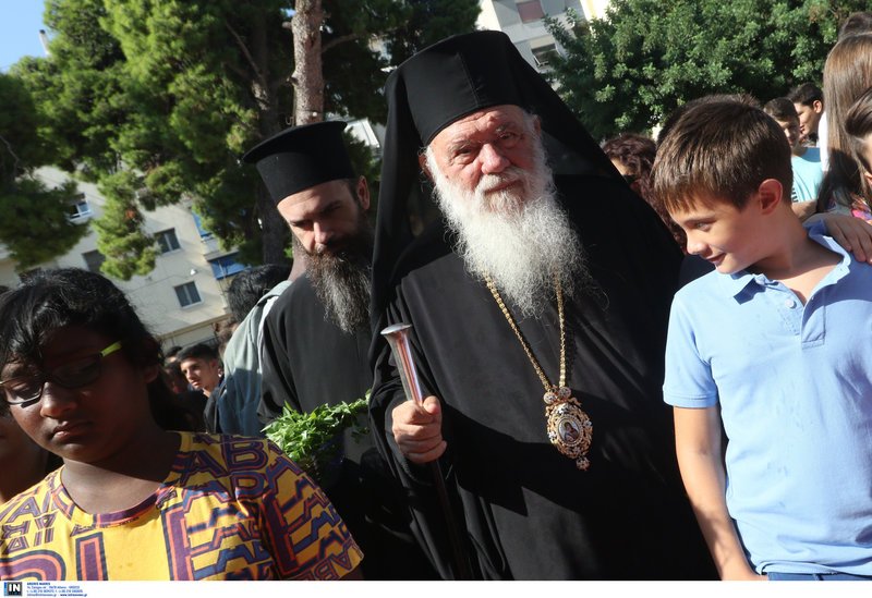 Ο αγιασμός από τον Αρχιεπίσκοπο, οι μαθήτριες με τις μαντίλες και πολλά χαμόγελα στο πρώτο κουδούνι [εικόνες] | iefimerida.gr 5