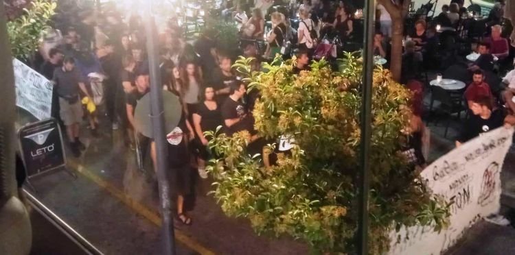 Πεδίο μάχης το Αγρίνιο στην πορεία για τον Φύσσα -Τραυματίστηκε 19χρονη, την χτύπησε φωτοβολίδα στο πρόσωπο [εικόνες & βίντεο] | iefimerida.gr 1