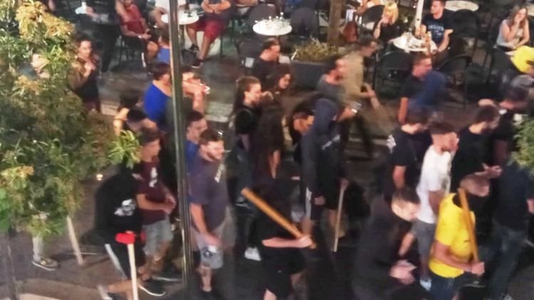 Πεδίο μάχης το Αγρίνιο στην πορεία για τον Φύσσα -Τραυματίστηκε 19χρονη, την χτύπησε φωτοβολίδα στο πρόσωπο [εικόνες & βίντεο] | iefimerida.gr 2