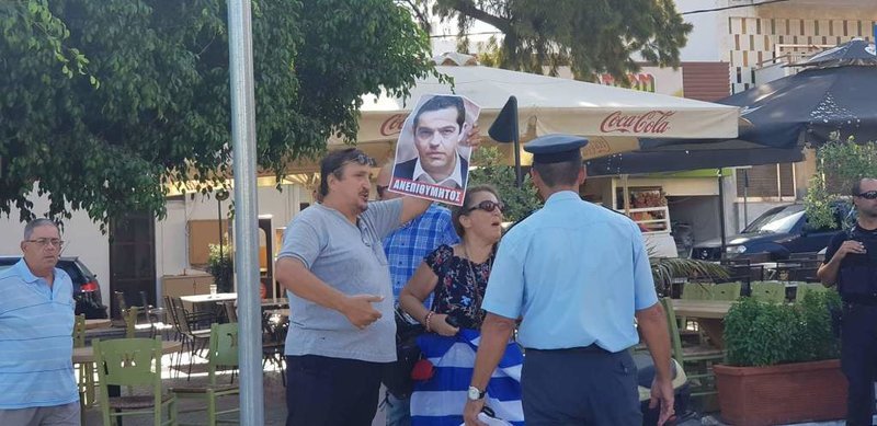 Μικροεπεισόδιο στα Χανιά λίγο πριν την άφιξη Τσίπρα -Ντόπιοι με πλακάτ «είσαι ανεπιθύμητος» [εικόνες & βίντεο]   | iefimerida.gr 4