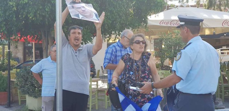 Μικροεπεισόδιο στα Χανιά λίγο πριν την άφιξη Τσίπρα -Ντόπιοι με πλακάτ «είσαι ανεπιθύμητος» [εικόνες & βίντεο]   | iefimerida.gr 5