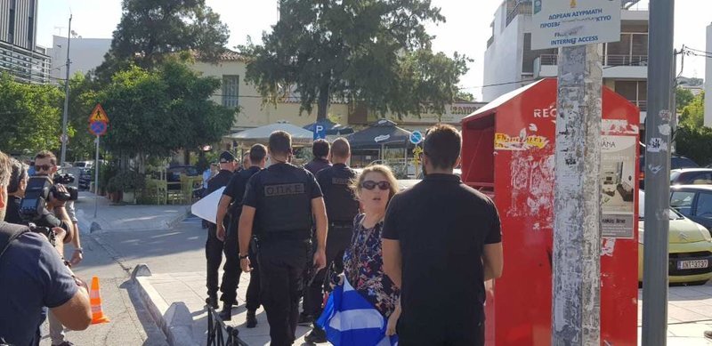 Μικροεπεισόδιο στα Χανιά λίγο πριν την άφιξη Τσίπρα -Ντόπιοι με πλακάτ «είσαι ανεπιθύμητος» [εικόνες & βίντεο]   | iefimerida.gr 6