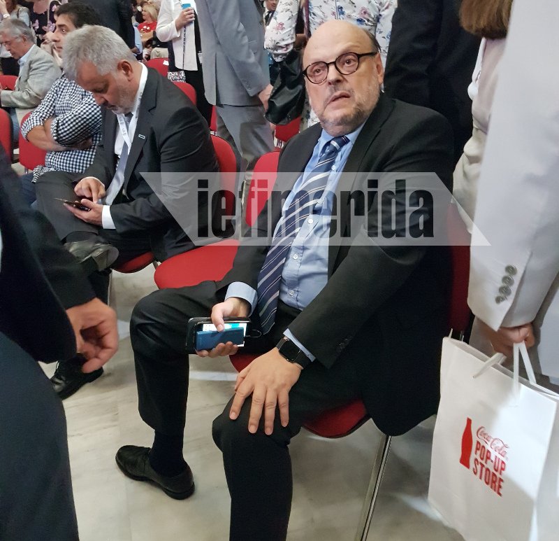 Ο πρώην υπουργός της ΝΔ Ευάγγελος Αντώναρος περιμένει την άφιξη του Αλέξη Τσίπρα