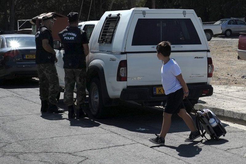 Ο δράστης τα προσέγγισε αναφέροντας ότι είναι ο νέος δάσκαλος Γεωγραφίας και τους είπε να τον ακολουθήσουν