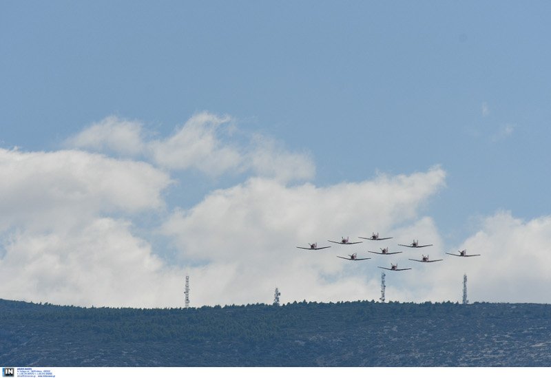 Το σμήνος με φόντο την κορυφή του Υμμητού- φωτογραφία intimenews