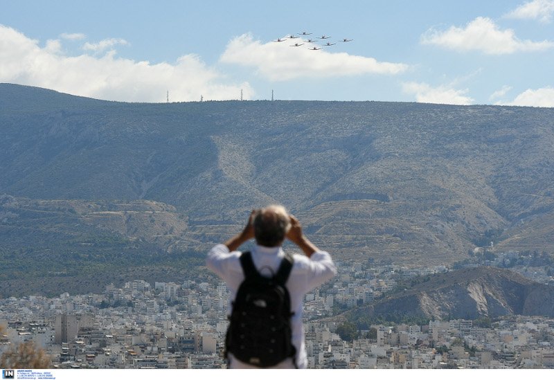 Οι πτήσεις των ακροβατικών αεροσκαφών προκάλεσαν το ενδιαφέρον των Αθηναίων που ξαφνιάστηκαν- φωτογραφία intimenews
